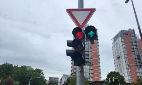Řidiči nevědí, co znamená zelená šipka na semaforu. Zbytečně pak dochází k nehodám
