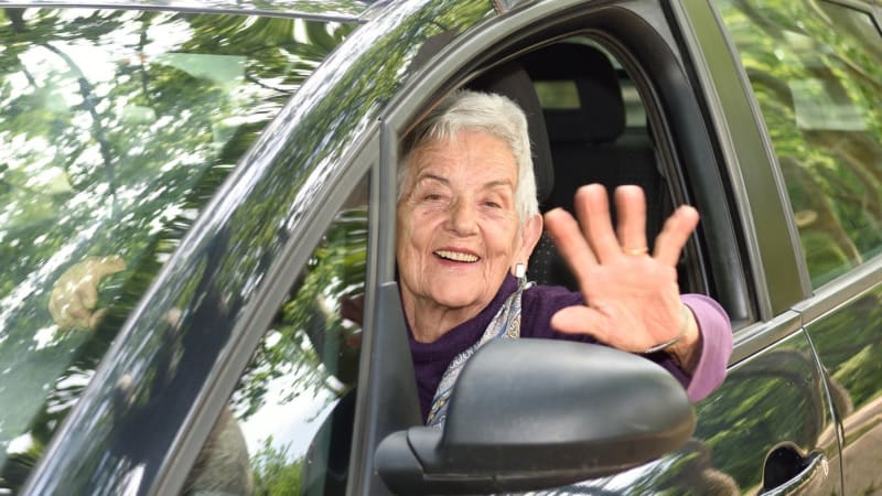 Chystají se vaši prarodiče autem na dovolenou? Před cestou je připravte, radí dopravní expert
