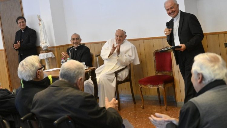 Pápež so starými kňazmi v rímskej farnosti: Napredujte spolu s mladými