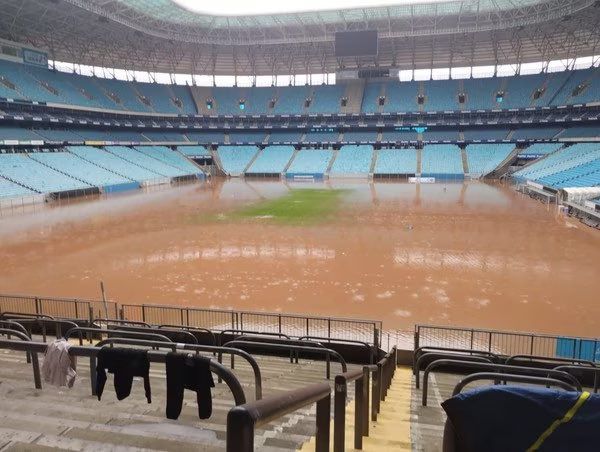 Rozsiahle povodne v Brazílii nedovoľujú hrať. Ligové súťaže prerušili