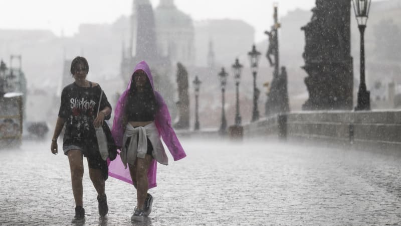 Česko čeká zatažená neděle, hrozí i bouřky. Teploty vystoupají až k 26 stupňům