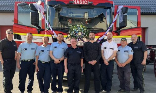 Handlovskí dobrovoľní hasiči boli pri odovzdávaní novej techniky u kolegov v Zábřehu