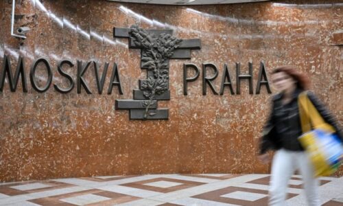 Nová cedule v pražském metru vysvětlí vztah se SSSR. Lepší než dílo odstranit, říká Pospíšil