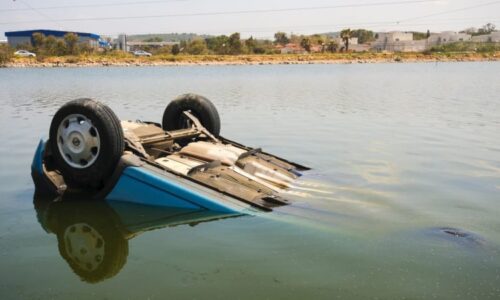 Hrůza v Německu: Auto sjelo do vody, matku náraz vymrštil ven. Roční dcera ale zůstala uvnitř