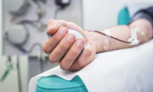 Hrůzné odhalení: Britská vláda tajila, že se z krve mohlo nakazit smrtící nemocí 30 tisíc lidí