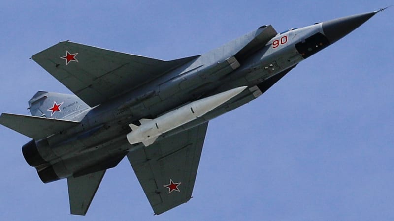 Nové zbraně z USA v akci. Tvrdý úder Ukrajinců zničil ruské MiGy, letiště zachvátily plameny