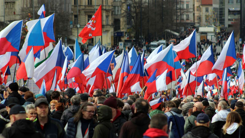 Třetina Čechů by chtěla návrat totality. Slováci jsou na tom ještě hůře, uvádí průzkum