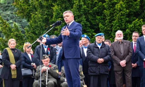 VIDEO: „Rozdeľovanie spoločnosti škodí mieru,“ vyhlásil Fico na bratislavskom Slavíne a poukázal na potrebu spájania sa v otázkach národných tradícií a hodnôt.