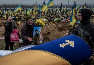 Američtí investigativní novináři vracejí realitu do vyprávění o Ukrajině
