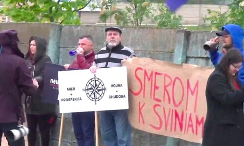 VIDEO: „Zradcovia! Kolaboranti! Nech žije Ukrajina! Banda sku*vená! Dosť bolo Fica!,“ týmito pokrikmi viedol Ficov atentátnik svoj protest v Dolnej Krupej.