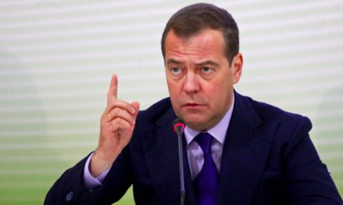 Útok USA na ruské ciele by bol začiatkom tretej svetovej vojny, varuje ruský exprezident Medvedev