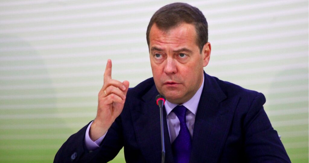 Útok USA na ruské ciele by bol začiatkom tretej svetovej vojny, varuje ruský exprezident Medvedev