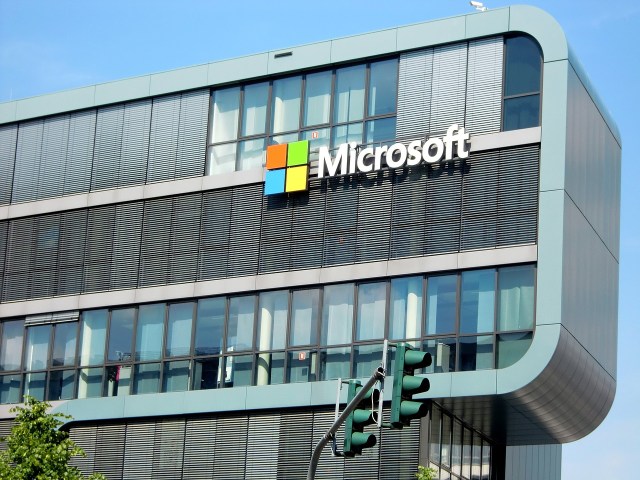 Microsoft investuje 1,7 miliardy dolárov do AI infraštruktúry