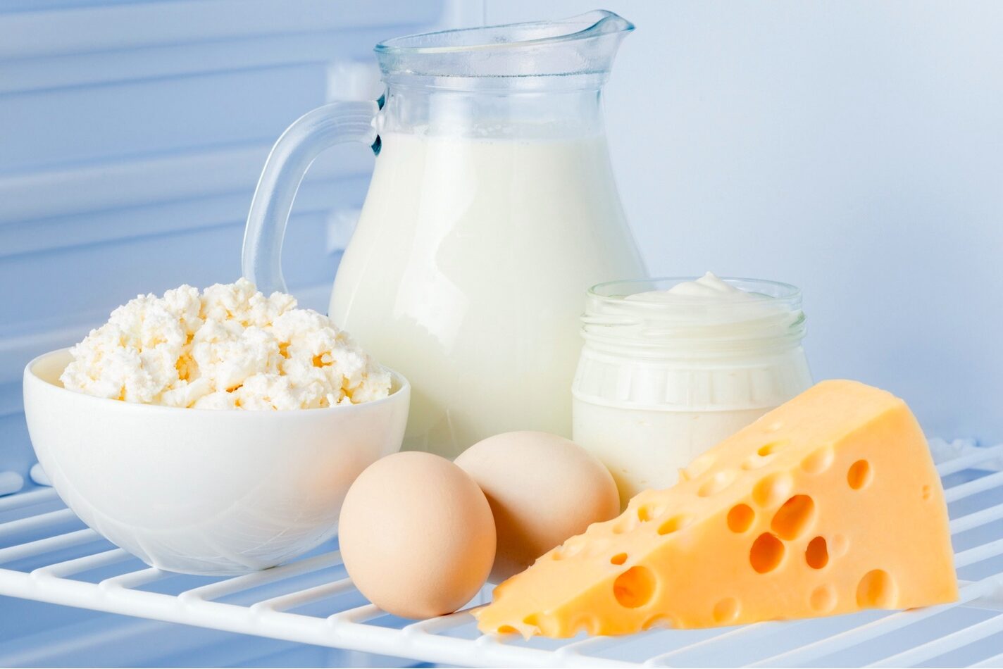 Mlieko, syry či vajcia už druhý mesiac za sebou lacnejú. Analytici načrtli ďalší cenový vývoj pri potravinách
