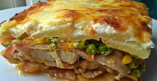 Veľmi obľúbená šmakotinka z Oravy: Zapečený zemiakový hrniec so syrom, bravčovým mäsom a zeleninou: Prudko návykové papaníčko!