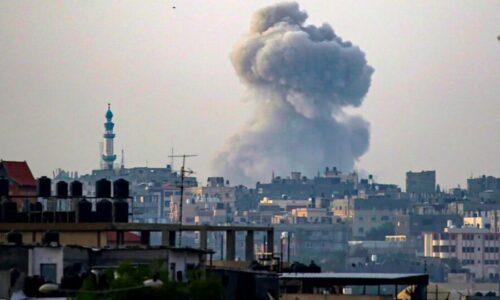 VIDEO: Lietadlá sionistického režimu pod Netanjahuovým vedením na hulváta zaútočili na utečenecký tábor v centre Rafahu, len niekoľko minút po rozhodnutí Medzinárodného súdneho dvora, ktorý Izraelu prikázal zastaviť vojenskú ofenzívu v tomto meste