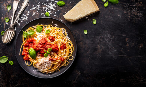 Špagety bolognese s čerstvými paradajkami. Vôňa byliniek a korenia privedie na večeru aj vášho suseda