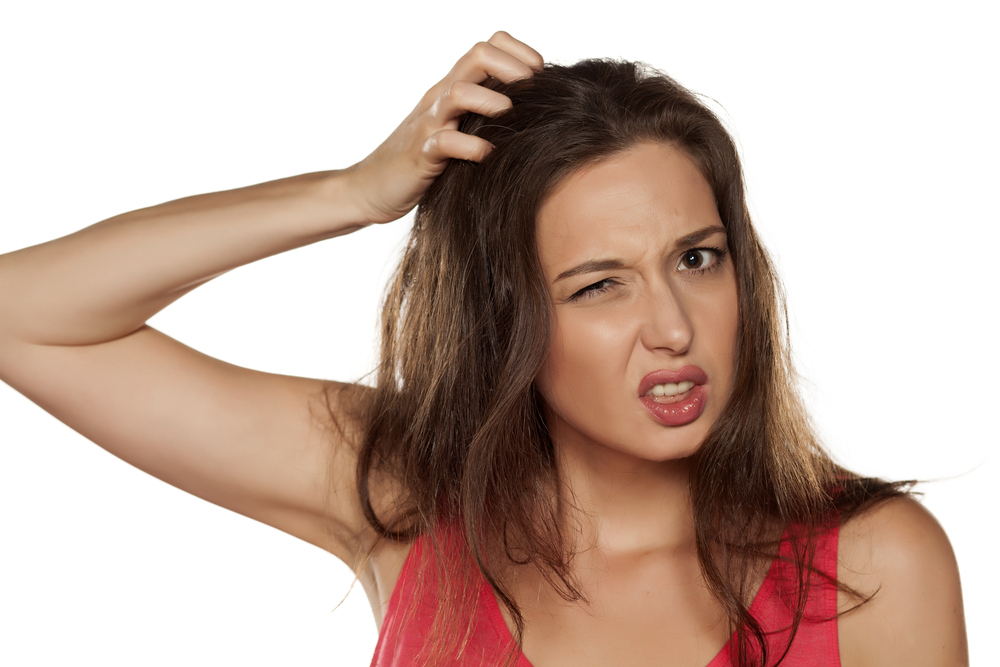 Tento nepríjemný problém s vlasmi sa týka mnohých žien a mužov. Ako sa s ním vyrovnať?