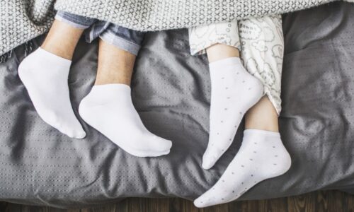 Spíte s ponožkami alebo bez nich? Pre túto skupinu má odborník dobrú správu
