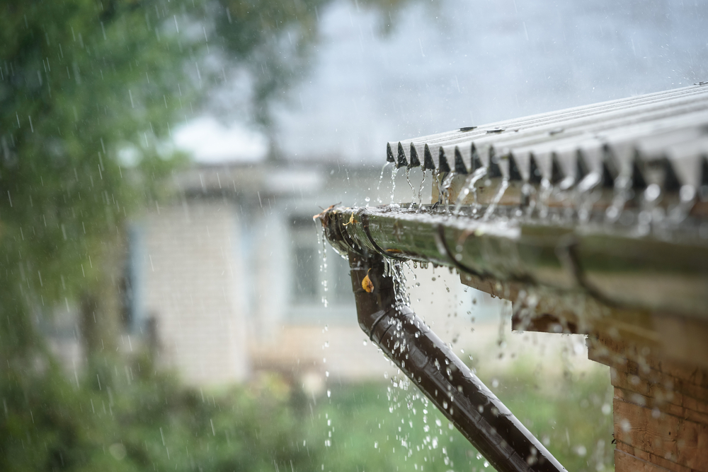 Dažďová voda – tipy a triky, ako ju v záhrade zachytiť