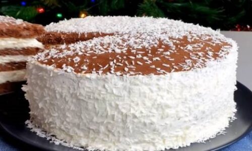 Vláčna kakaová tortička so smotanovým krémom a kokosovými pilinkami: Skutočne nemá žiadnu chybu!