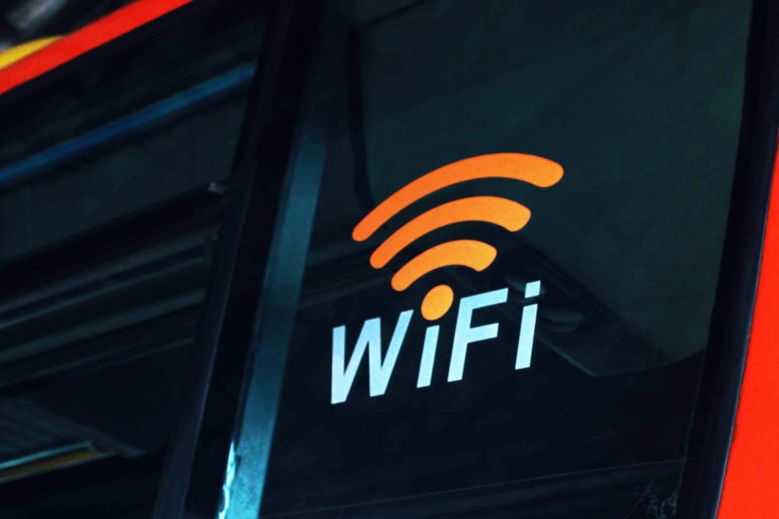 Chcete mať doma silnejšiu Wi-fi? Dajte router preč od týchto zariadení
