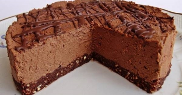 Obľúbená čokoládová torta so smotanovou náplňou a jemne mletými orechmi: Nevieme sa jej doma nikdy dojesť!