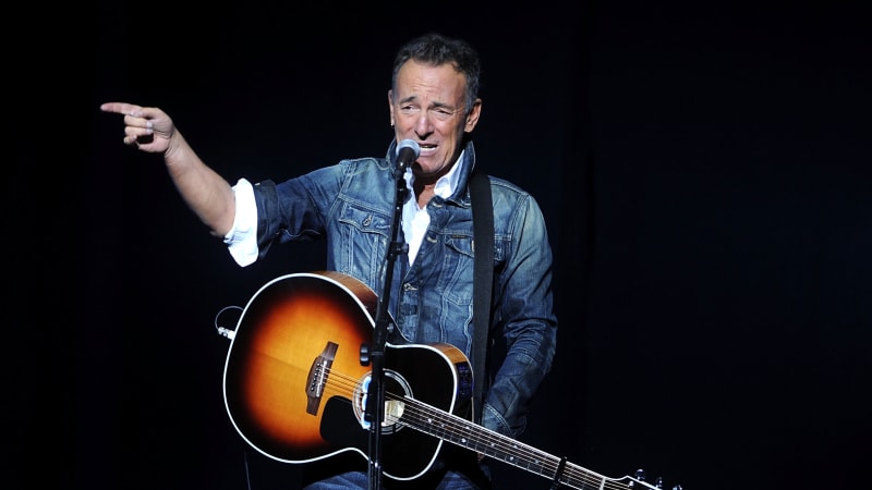 Jsem Bruce Springsteen a potřebuji peníze na kytaru, psal podvodník. Žena mu poslala sto tisíc
