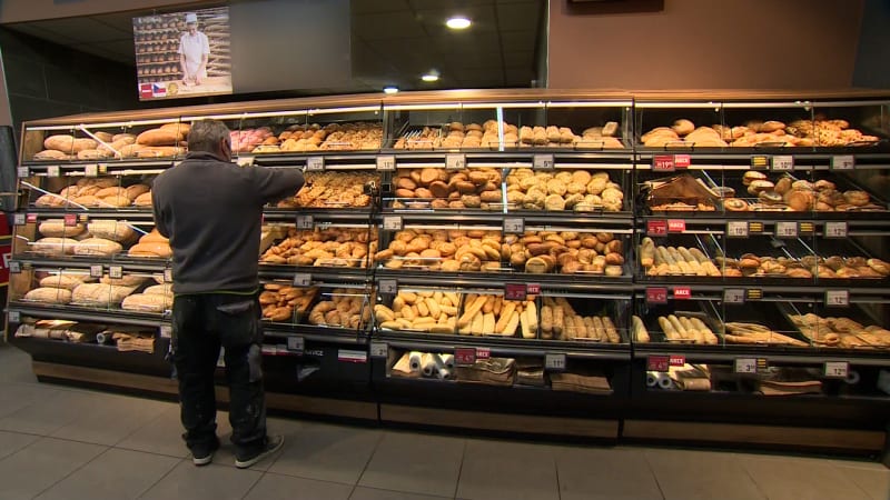 Obilí stojí méně, chleba ale levnější nebude. Experti popsali, proč drží pekaři ceny vysoko