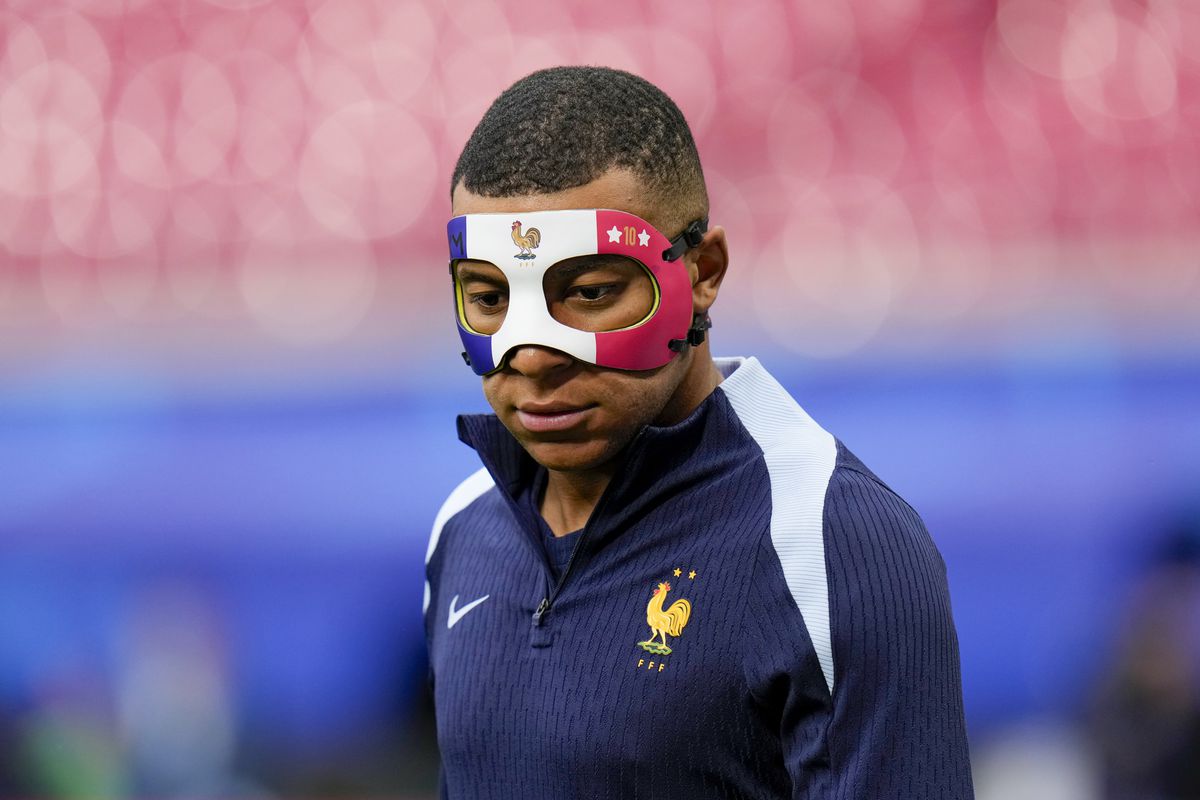 Kylian Mbappé nosí zakázanú masku. Francúzi sú naďalej tajomní