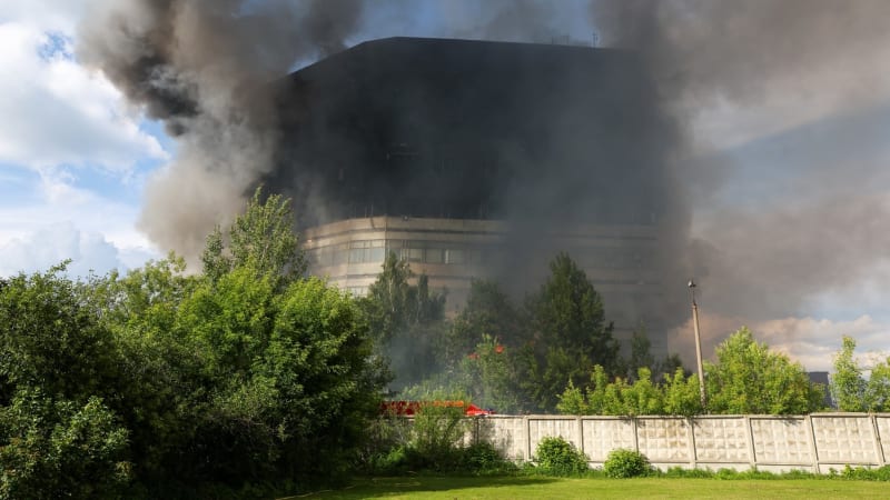 Masivní požár výzkumného institutu u Moskvy. Zemřelo několik lidí, další jsou uvězněni uvnitř