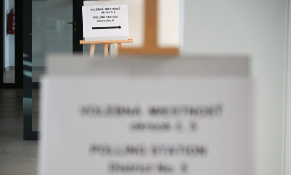 Biely prášok prerušil voľby v Palárikove a hlasovať sa tam bude dlhšie (video)