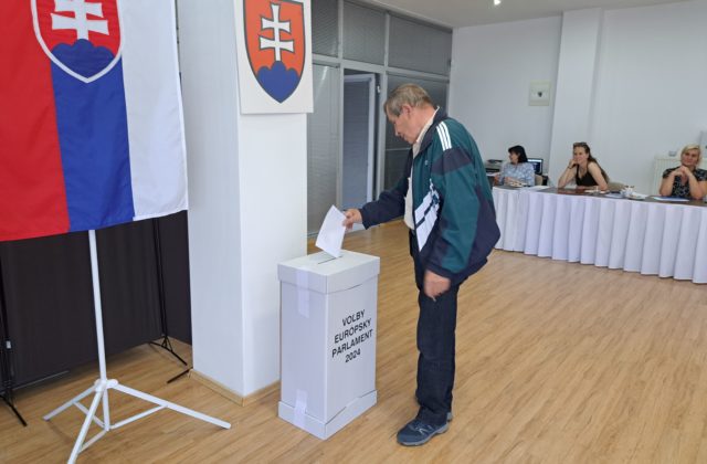 Do najvyššie položenej volebnej miestnosti na Slovensku prichádzajú najmä turisti, prví voliči tam boli už pred siedmou (video+foto))