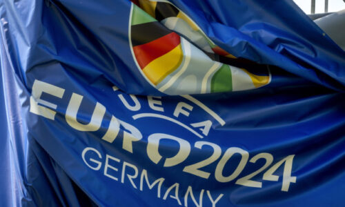 UEFA si z majstrovstiev Európy sľubuje príjmy prevyšujúce dve miliardy eur, chce tak doplniť aj svoje hotovostné rezervy