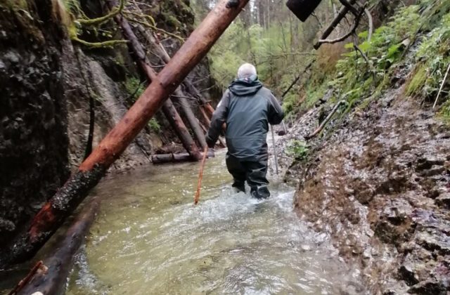 Rokliny v Slovenskom raji uzavreli, chodníky zaliala voda