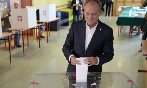 Tuskova strana získala vo voľbách do Európskeho parlamentu najviac hlasov, náskok je však tesný