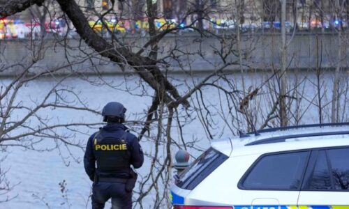 Česká polícia prekazila podpaľačský útok na autobusy v Prahe a stopy majú viesť do Ruska. Muža obvinili z terorizmu