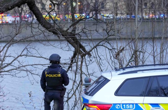 Česká polícia prekazila podpaľačský útok na autobusy v Prahe a stopy majú viesť do Ruska. Muža obvinili z terorizmu