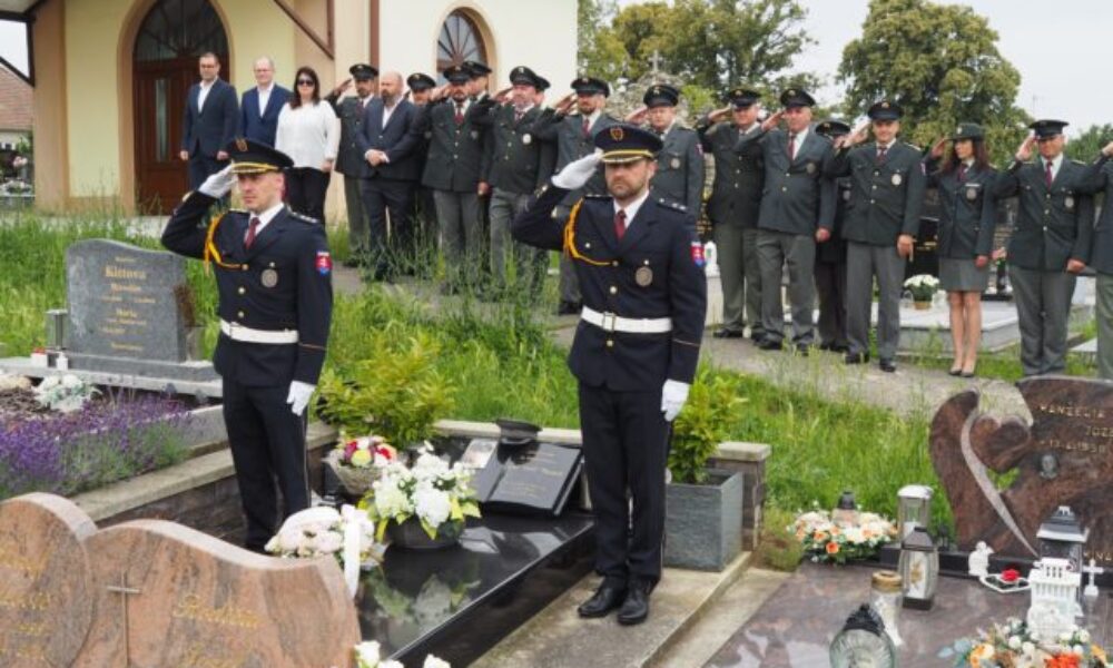 Policajti si v Boleráze pripomenuli tragickú udalosť, od vraždy ich kolegu Petra Opalka uplynie desať rokov (foto)