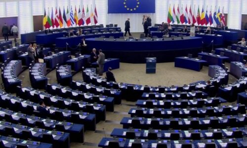 Európska ľudová strana získala podľa najnovších výsledkov 190 kresiel, môže sa stať najväčšou frakciou v europarlamente