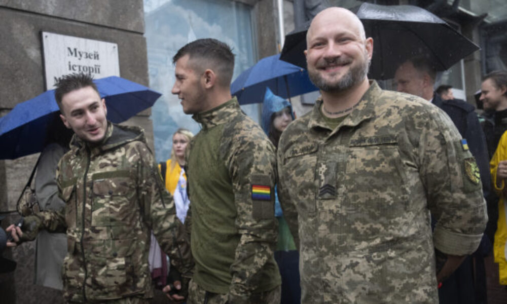Ukrajinskí vojaci z LGBTQ komunity sa zúčastnili dúhového pochodu v Kyjeve, vyzvali vládu k udeleniu partnerských práv (foto)