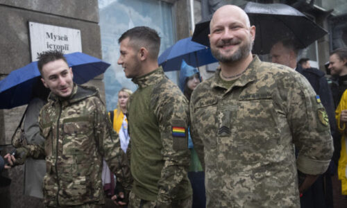 Ukrajinskí vojaci z LGBTQ komunity sa zúčastnili dúhového pochodu v Kyjeve, vyzvali vládu k udeleniu partnerských práv (foto)