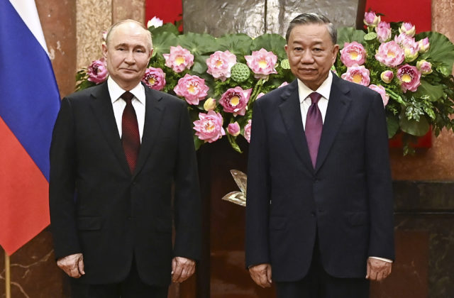 Putin je na štátnej návšteve vo Vietname, usiluje sa o posilnenie vzťahov medzi Moskvou a Hanojom
