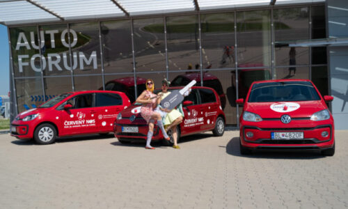 Nadácia Volkswagen Slovakia darovala Červenému nosu vozidlá Volkswagen up!
