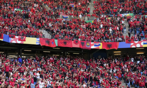 Srbi žiadajú UEFA o potrestanie Albáncov a Chorvátov, hrozia stiahnutím národného tímu zo šampionátu
