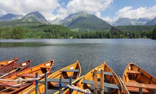 Štrbské Pleso opäť zaplnili člnky, letnú turistickú sezónu otvorili symbolickým odomknutím vodnej hladiny (video+foto)