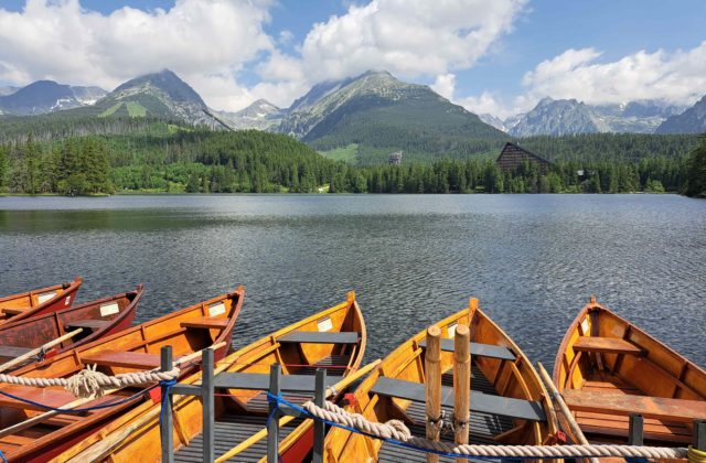 Štrbské Pleso opäť zaplnili člnky, letnú turistickú sezónu otvorili symbolickým odomknutím vodnej hladiny (video+foto)