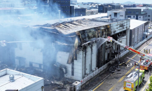Požiar v Južnej Kórei zabil 22 ľudí a osem zranil, spôsobil ho výbuch lítiových batérií v továrni (video)