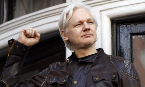 Julian Assange bude voľný. Zakladateľ portálu Wikileaks súhlasil s dohodou o vine a treste