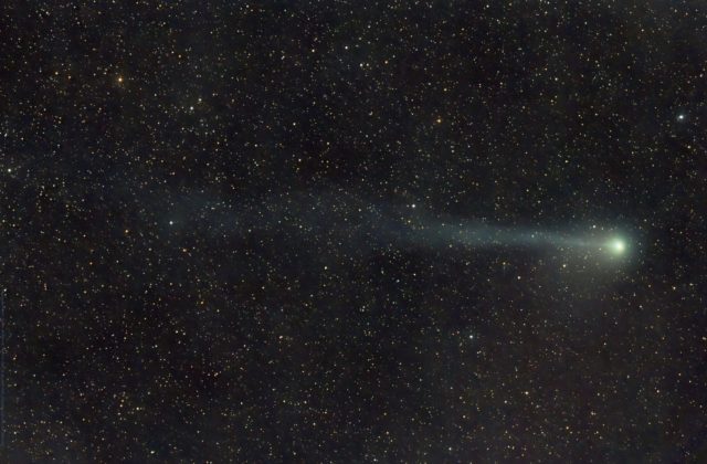Letnú nočnú oblohu zdobí kométa Olbers. Vidieť ju môžete aj malým ďalekohľadom